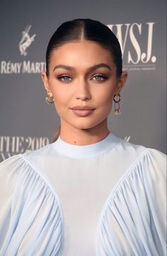 Black Tie Makeup Looks Blue Eyes, Celebrities Makeup Looks, Celeb Makeup Looks, Makeup For Black Women Natural, Black Women Natural Makeup, Natural Makeup For Black Women, Tutorial Natural Makeup, Celebrity Makeup Tutorials, Gigi Hadid Makeup