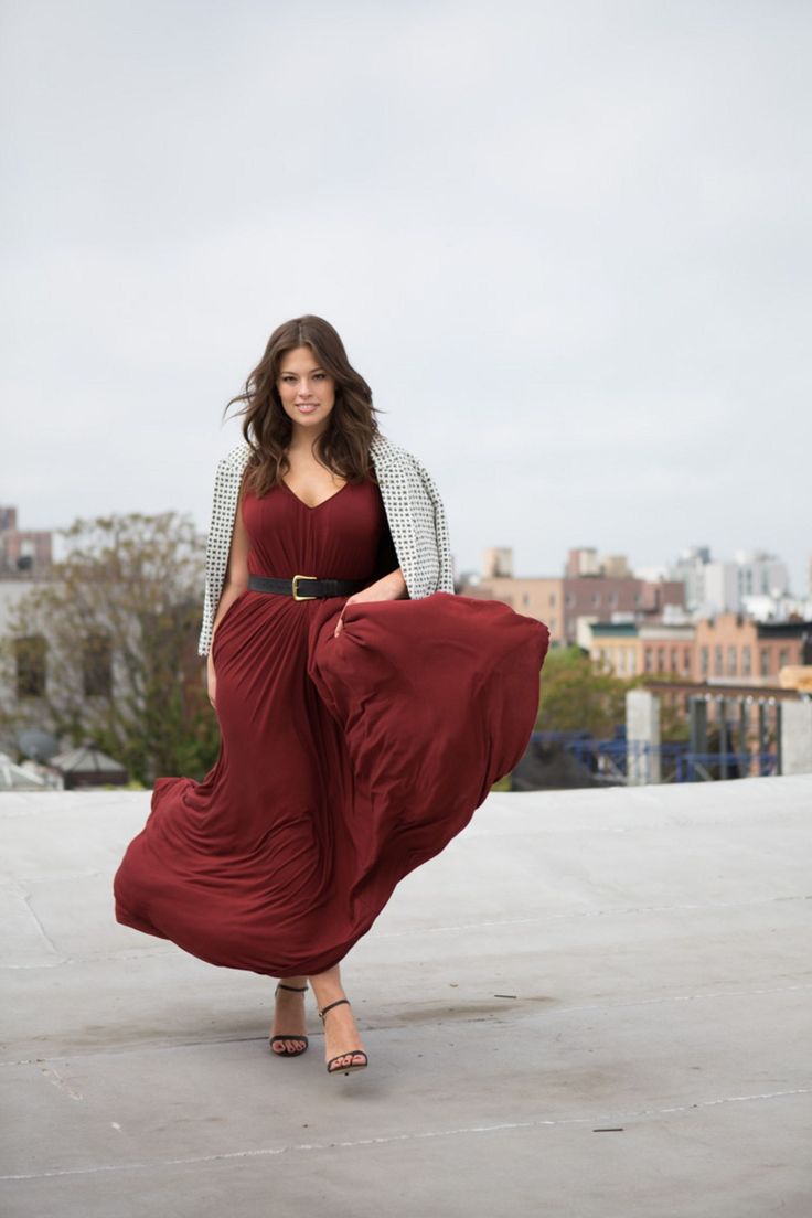 Got Curves? Try These Styling Tips From Model Ashley Graham Side Parting, Fashion Office, Side Swept, Shirred Dress, Ashley Graham, Swimsuits For All, Plus Size Kleidung, Colorblock Dress, Mode Inspiration