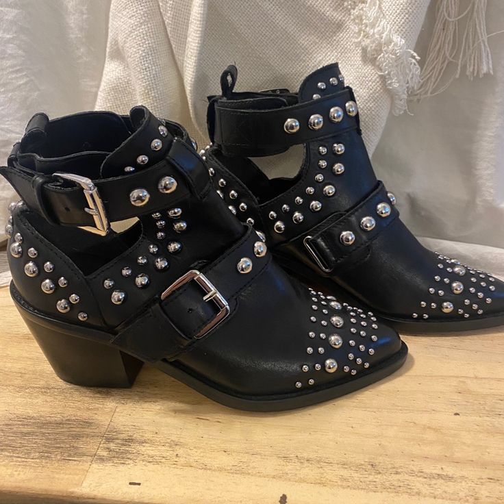 Style: Sybil Black Bootie Never Worn - Perfect Condition Size 36 Kurt Geiger Shoes, Kurt Geiger, Black Booties, Boots Booties, Bootie, Bootie Boots, Ankle Boots, Women Shoes, Boots