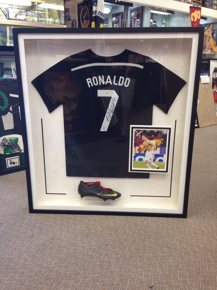 a soccer jersey and shoe are on display in a glass case with the number 7