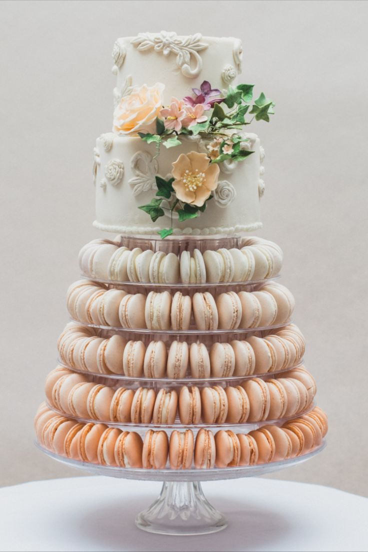 Macaron wedding cake with ivory to peach ombre macarons and handmade sugar flowers Macaron Wedding Favours, Macaron Wedding Cake, Macaron Cakes, Macaron Wedding, Macaroon Wedding Cakes, Macaroon Tower, French Themed Wedding, Wedding Cake Setting, Macaroon Cake