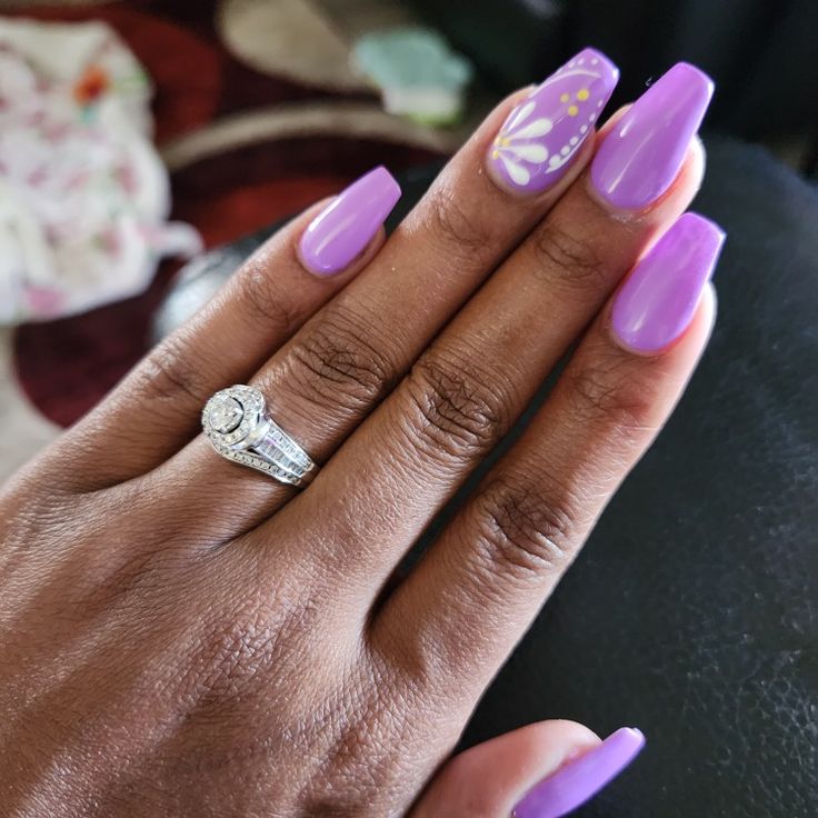 Lavender with flower design Lavender Design Nails, Purple Nails Designs Spring, Lavender Nails With Flowers, Purple Flower Nail Designs, Lavender And White Nails, Purple And Gold Nails Designs, Light Purple Nails Design, Lavender Nails With Design, Purple Nails With Flowers