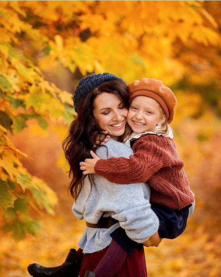 Mommy And Daughter Fall Photo Shoot, Fall Photoshoot Ideas For Kids, Mom Daughter Photos, Fall Hiking Outfits, Daughter Photo Ideas, Autumn Family Photography, Family Photoshoot Poses, Fall Portraits, Family Photoshoot Outfits