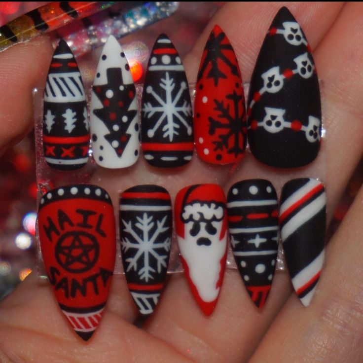 Christmas Nails Grunge, Gothic Christmas Nail Designs, Goth Xmas Nails, Goth Holiday Nails, Gothic Holiday Nails, Dark Christmas Nail Designs, Alt Christmas Nails, Scary Christmas Nails, Creepmas Nails