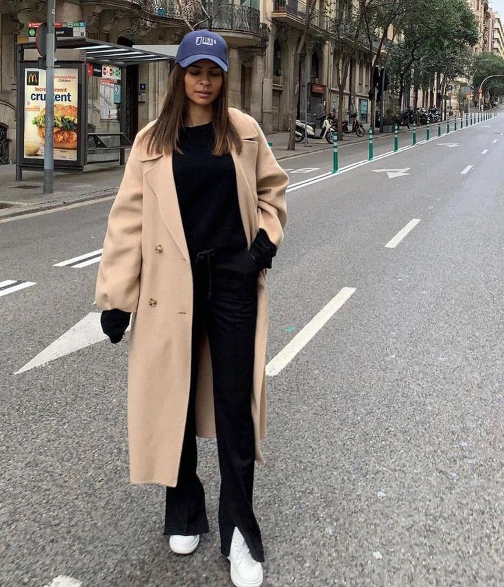 Follow our Pinterest Zaza_muse for more similar pictures :) Instagram: @zaza.muse | Casual style, beige coat. Women's style. Beige Coat Outfit, Trent Coat, Long Beige Coat, Beige Outfit, Beige Coat, Cold Outfits, Corporate Outfits, Looks Party, Looks Street Style