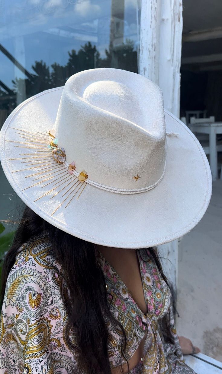 Our Fonte Tulum hats have a classic full length brim of 9 cm, wich perfectly shades the face from the summer sun. Each piece is unique due its artisanal elaboration. The magical hands of the artisans unite with the current vision of our designs. From Tulum to the world. Sizes: M: Circumference is 56-58cm and fits most head sizes. L: Circumference is 60-62cm. Both sizes include an adjustable string inside for a secure fit. Sombrero Cowboy, Magical Hands, Cowboy Hat Design, Custom Cowboy Hats, Luxury Hats, Painted Hats, Hat Ideas, Western Hats, Cowgirl Hats