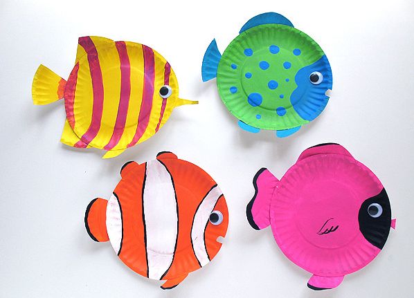 paper plates with colorful fish on them are shown in three different pictures, one is made out of construction paper and the other has been painted