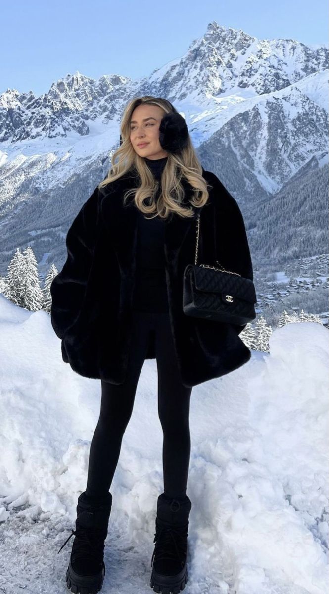 Winter Aesthetic Earmuffs, Zermatt Outfit Winter, Aspen Fashion Winter Chic, Vail Winter Outfits, Aspen Ski Outfits, Zermatt Outfit, Ohrenwärmer Outfit, Russian Womens Fashion, Aspen Winter Outfits