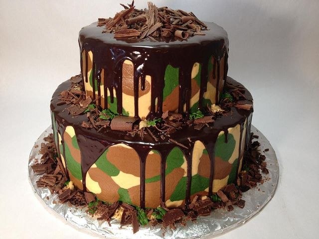 a camouflage cake with chocolate frosting and sprinkles on top is shown