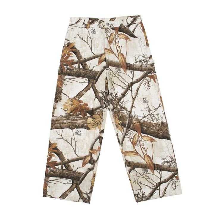 Straight loose fit pants. Screen printed RealTree canvas. 100% heavy cotton fabric. Zipper closure with Cold engraved on button. Tool pockets and hammer loop. Male (188cm, 6'2"): L - Female (180cm, 5'10"): L - National Shipping 24-48H (Spain / Portugal) - CORREOS EXPRESS - European Shipping 48-72H - FEDEX - International Shipping 5-7 working days - FEDEX Suits And Sneakers, Snow Camo, Outfits Fo, Best Pants, Outfit Inso, Streetwear Clothing Brand, Camo And Pink, Oversize Tee, Oversized Tees