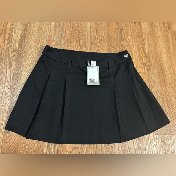 Brand New H&M Pleated Skirt, Size M. I’m 5’8 And It Fits Half My Thighs. So It’s Not Too Short And Not Long. Right In The Middle. Price Is Negotiable, If You Want More Pictures And Details Let Me Know. Fitted Pleated Skirt Bottoms For School Uniform, Fitted Pleated Skirt Bottoms For School, High Waist School Uniform Bottoms For Spring, H&m Pleated Skirt Bottoms For Workwear, Casual Fitted Skirt By H&m, Fitted Casual Skirt By H&m, Casual H&m Skort In Short Length, H&m Casual Fitted Skirt, Fitted H&m Skort For Spring