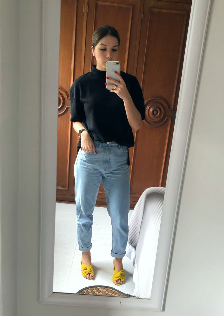 Casual look outfit mom fit jeans sandalia amarela yellow sandal Yellow Flats Outfit Work, Yellow Sandal Outfits, Mustard Sandals Outfit, Mustard Yellow Heels Outfit, Yellow Sandals Outfit Summer, Yellow Trainers Outfit, Yellow Espadrilles Outfit, Yellow Shoe Outfits, Yellow Mules Outfit