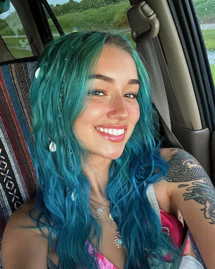 blue hair beachy Teal Hair, Turquoise Hair, Dyed Hair Inspiration, Beautiful Hair Color, Pretty Hair Color, Peinados Fáciles Para Cabello Corto, Hair Stylies, Dye My Hair, Summer Hair Color