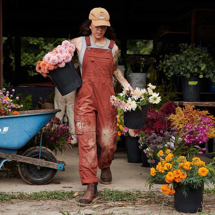 Farm Clothing Womens, Ladies Overalls, Outdoor Overalls, Summer Gardening Outfit, Cute Garden Outfits, Women Farm Outfit, Women In Overalls, Woman In Overalls, Farm Style Outfits Women