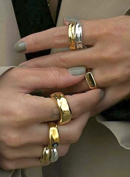 Chunky Mixed Metal Rings, Mixed Metals Jewelry Aesthetic, Ring Ideas How To Wear, Mixed Metal Aesthetic, Gold And Silver Ring Stack, Oldmoney Jewelry, Gold And Silver Rings Mixed On Hand, Bicolor Jewelry, Mix Gold And Silver Jewelry