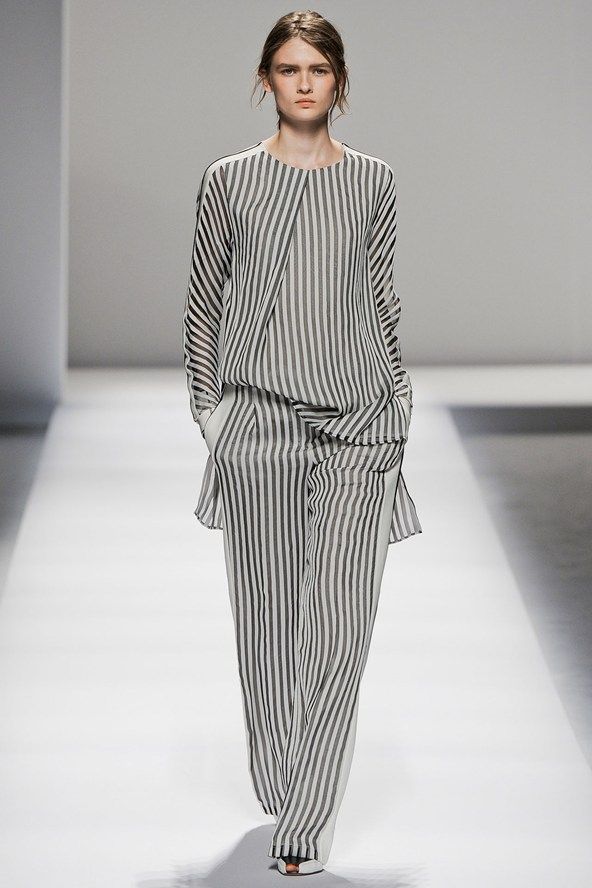 Walk the Line SPRING-SUMMER 2013: Sportmax Maxi Robes, Mode Inspiration, White Fashion, Fashion Week Spring, Runway Fashion, Peplum Dress, Milan, Fashion Show, A Woman