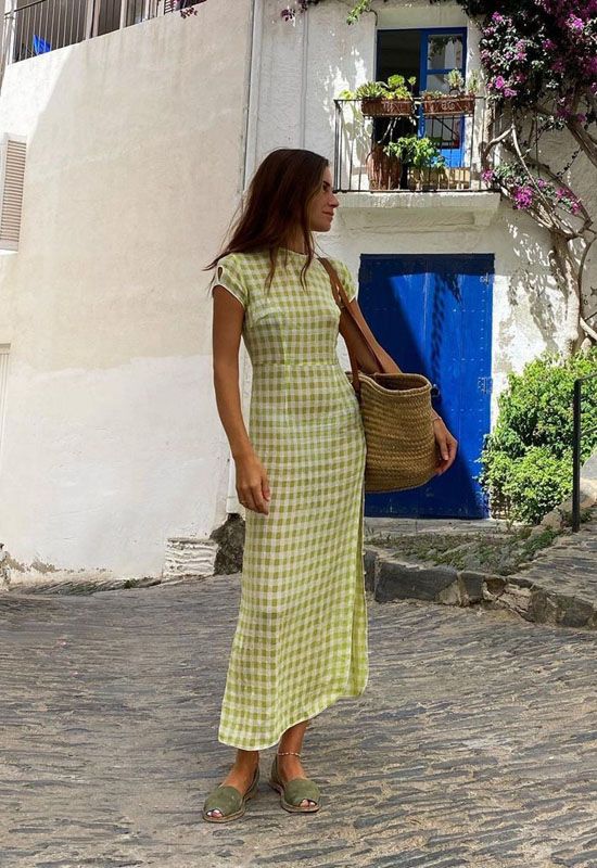 10 looks de ciudad para acertar a la vuelta de vacaciones - Foto 7 Pastel Color Outfit Casual, Cute Modest Summer Outfits, Springtime Dresses, Summer Outfit Modest, Modest Summer Fits, Modest Fashion Summer, Summer Dress Modest, Summer Modest Dresses, Modest Summer Dress