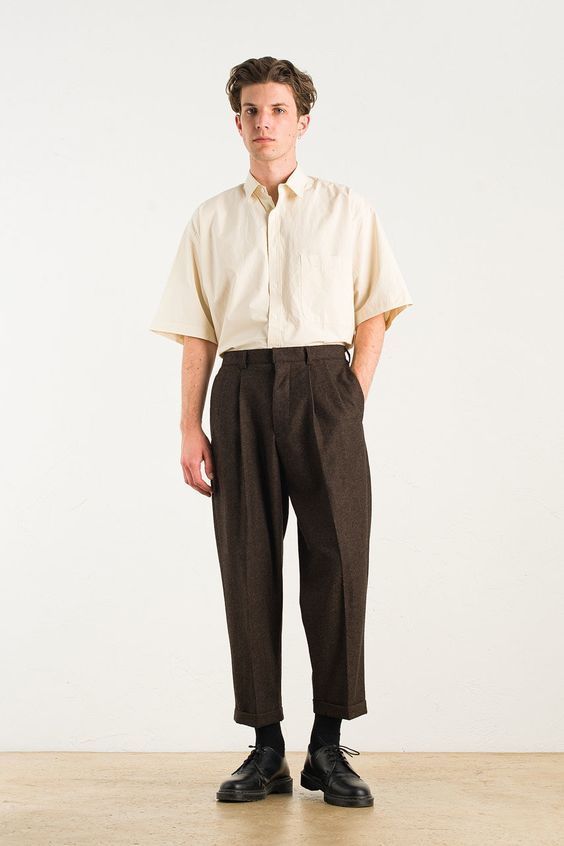 Vintage Trousers Outfit Men, Dark Academia Fashion Men, Guy Outfits, Dark Academia Outfit, Trousers Men, Mens Casual Dress Outfits, Mens Outfit Inspiration, Men Trousers, Mens Fashion Classy