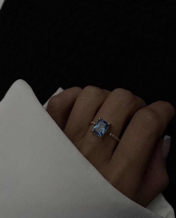 Ring Aesthetic, Gigi Hadid Looks, Helix Ring, Mean Women, Aesthetic Rings, Blue Diamond Ring, Body Is A Temple, Engagement Rings Bridal Sets, Classic Style Women