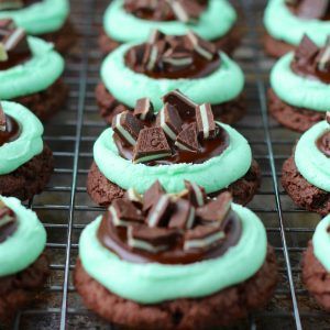 there are many cookies with green frosting and chocolate pieces on top of each cookie