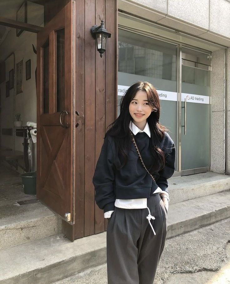 Flannel Shirt With Skirt, Sweatshirt Work Outfit, Korean Minimalist Outfit, Fall Winter Makeup, Aesthetics Makeup, Gray Hoodie Outfit, Korean Aesthetic Outfits, Comfy Minimalist, Grey Pants Outfit