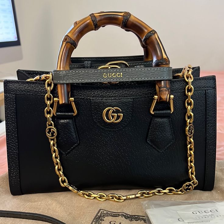 Beautiful Brand New Bambo Handle Gucci Bag Can Be Used As A Shoulder Bag & Cross Side Purse Also Comes With Dust Bag Side Purse, Gucci Handbags Outlet, Bag Boutique, Side Purses, Gucci Purse, Favorite Purse, Yellow Handbag, Blue Handbags, Favorite Handbags