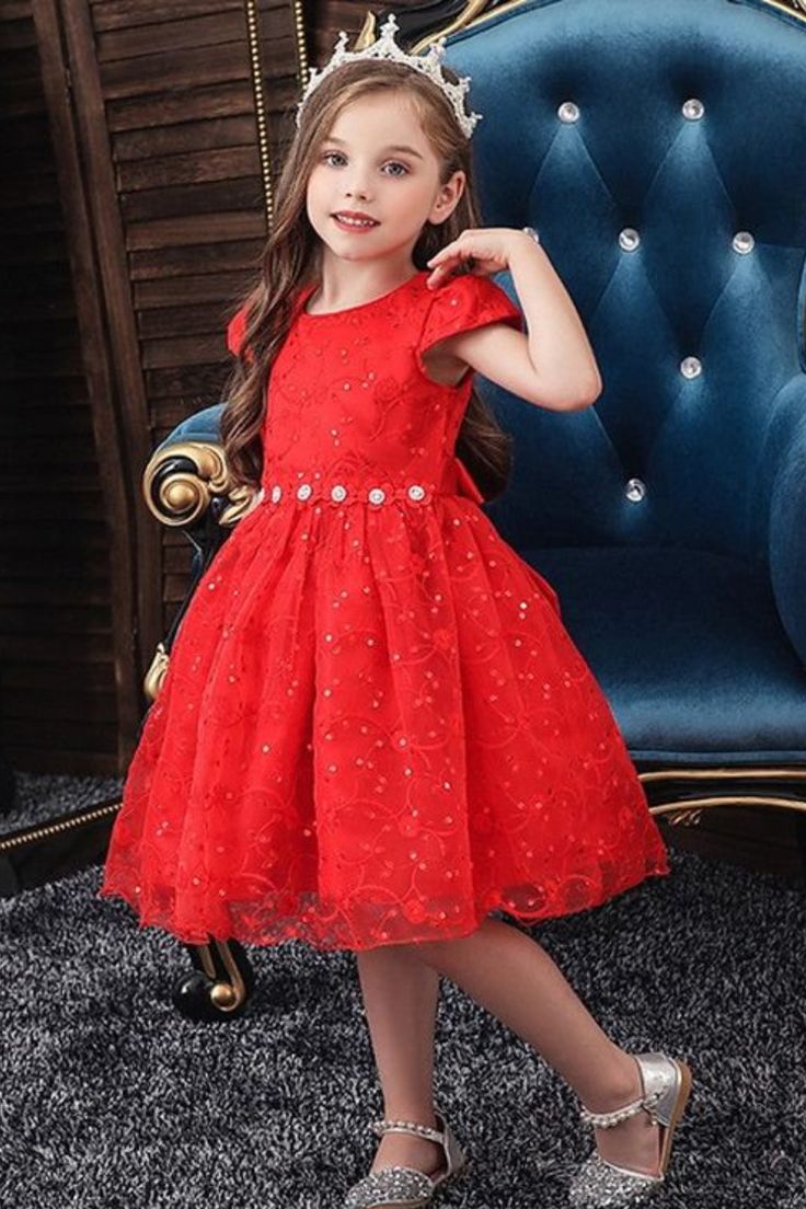 Aprenda a fazer lindos vestidos infantis com um passo a passo explicado em vídeo aulas, totalmente online. fature produzindo lindas peças para nossas princesas! #comofazervestidoinfantil #comofazervestidoinfantilpassoapasso #comofazervestidodefestainfantil #comofazervestidodebatizado #comofazervestidodedaminha #comofazervestidodedamadehonra #vestidoinfantil #vestidodefestainfantil #passoapasso #modelagemdevestidoinfantil #corteecosturaparainiciante #vestidodefestabranco #vestidoinfantilsimples Birthday Gown, Kids Christmas Dress, Boho Flower Girl, Floral Lace Shorts, Velvet Dress Designs, Girls Dresses Online, Ivory Flower Girl Dresses, Dress Birthday, Girls Christmas Dresses