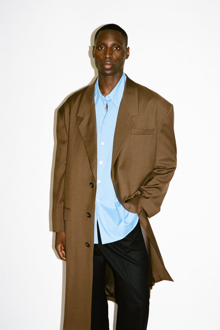 Long Brown Coat, Oversized Aesthetic, Summer Coat, Transitional Dressing, Summer Dressing, Summer Coats, Broad Shoulders, Brown Coat, Black Men Fashion