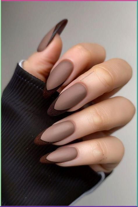 Minimalist Nails For Brown Skin, Toffee Color Nails, Elegant Brown Nails Classy, Fall Brown Nails Matte And Glossy, Minimalistic Autumn Nails, Fall Matte Nails With Glossy Tips, Fall Inspired Gel Nails, Matte Black With Gold Nails, Fall Dark Nail Colors