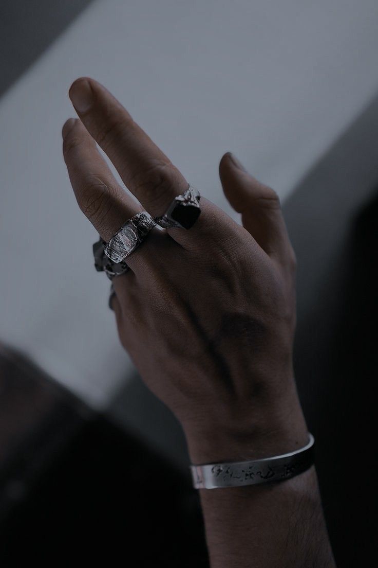 Hands With Rings, Hand Aesthetic, Hot Hands, Grunge Jewelry, Dark Academia Fashion, Academia Fashion, Hand Pictures, Fashion Male, Pretty Hands