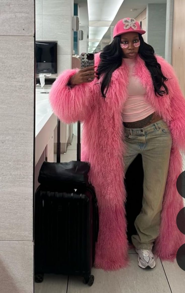 Grown Women Outfits Birthday, Fur Trench Coat Outfit, Trench Coat Outfit Ideas, Coat Outfit Ideas, Fur Trench Coat, Pink Fur Coat, Straight Lace Front Wig, Trench Coat Outfit, Coat Outfit