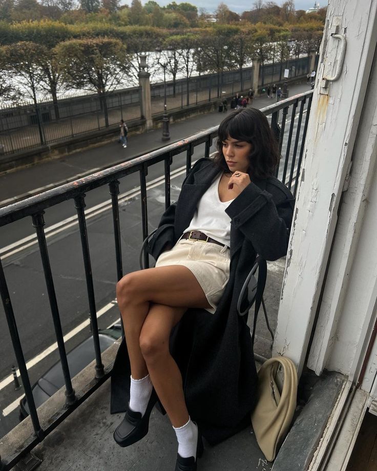 @endlesslyloveclub on instagram Minimalism Clothes, Jen Ceballos, November Outfits, European Girl, Parisian Outfits, Simple Sweaters, European Girls, Photos To Recreate, Work Fits