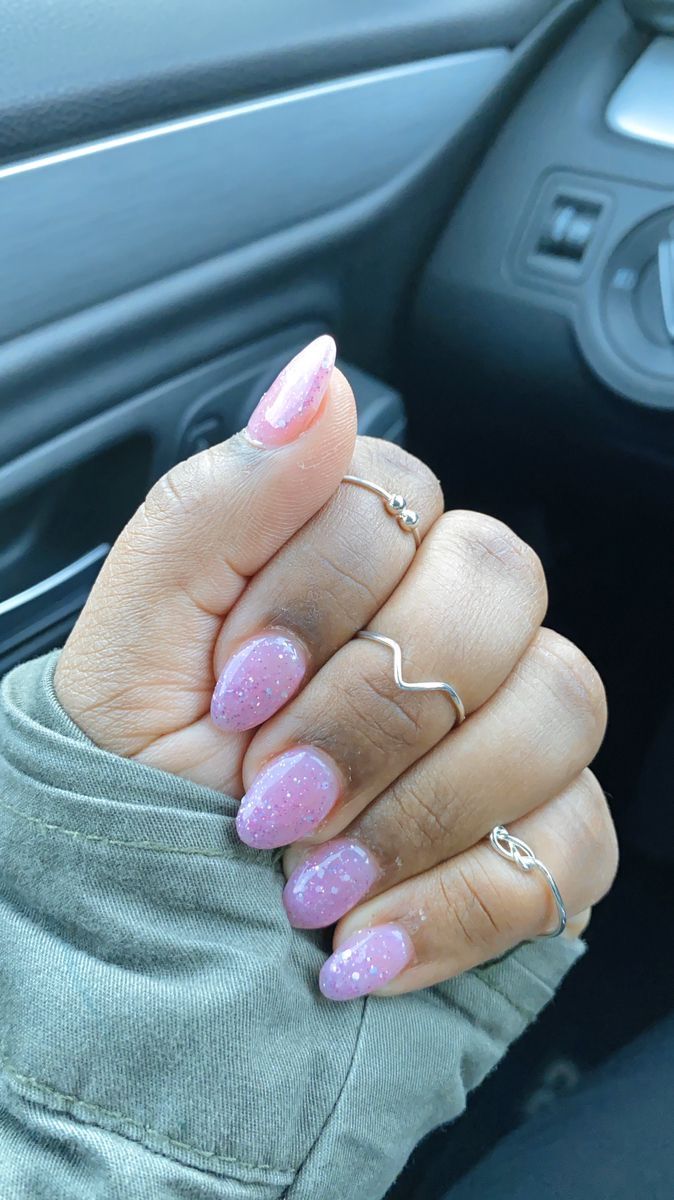 Nail Designs Pink Sparkle, French Dip Gel Nails, Light Pink Aesthetic Nails Short, Cute Pink Oval Nails, Natural Nails With Pink Design, Cute Nail Designs Sparkle, Dip Inspo Nails, Short Alomd Nails Cute, Light Pinkish Purple Nails