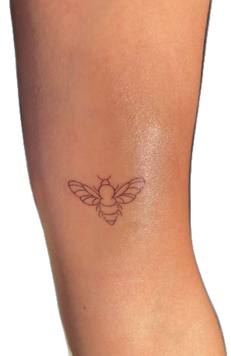 Tattoo bee minimalist girl Line Bee Tattoo, Fine Line Bee Tattoo, Working Bee, Flying Tattoo, Tattoo Minimalist, Bee Tattoo, Line Tattoos, Fine Line, Tattoo Ideas