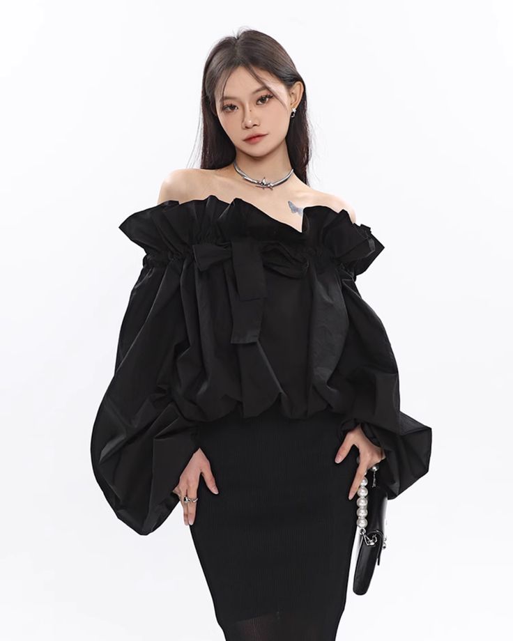 Off-shoulder tops that show off your skin in a trendy way. 

The voluminous balloon sleeves are full of girly elements. 

A silhouette that gently spreads out every time you walk, attracting attention. 

◾️Model
Height/Weight: 165cm/44kg
Try size: L




Size (cm)

Length
Chest measurement
Sleeve length


F
42
104
68 Balloon Top, One Piece Top, Outdoor Concert, Off Shoulder Crop Top, Cropped Blouse, Urban Wear, Shoulder Crop Top, Feminine Look, Crop Blouse