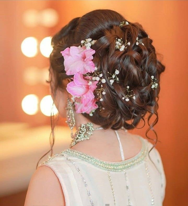 Jora Hairstyle, Bridesmaid Bun, Bun Hairdo, Hair Spa At Home, Classy Sandals, Hairstyles For Indian Wedding, Cute Bun Hairstyles, Hairstyles For Gowns, Long Bridal Hair