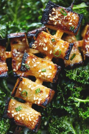 tofu skewers with sesame seeds and broccoli