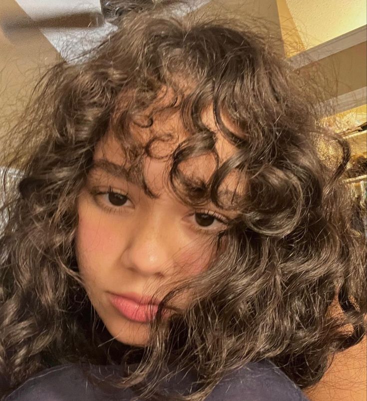 kelcookiess Face Claim Curly Hair, Curly Hair Face Claims, Wavy Hair 2b, Curly Haircuts, Hairdos For Curly Hair, Curly Hair With Bangs, Foto Ideas Instagram, Hair Reference, Hair Maintenance