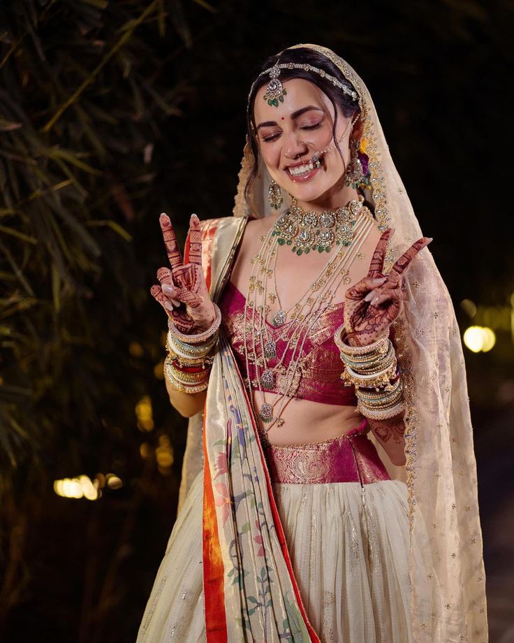 As she completes her 6 month of marriage, Esha Kansara shares some beautiful and Unseen Pics from her Wedding!! ♥️ #indianbride #indianwedding #intimatewedding #weddingday #weddinginspiration #bollywoodcelebrity #bollywood #bollywoodstyle #romantic #engaged #hennaartist #eshakansara #gujaratiwedding #gujjus #tvactress #bollywoodstar #bollywoodactress #bollywoodactor #bollywoodfashion #TheFabApp #FabOccasions #FabLifestyle Esha Kansara, Bride Photos Poses, Latest Bridal Lehenga, Indian Bridal Photos, Indian Outfits Lehenga, Bridal Jewels, Indian Wedding Couple Photography, Indian Bride Outfits, Indian Wedding Photography Poses