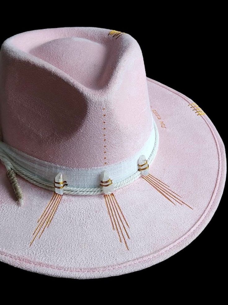 @fontetulumhats Eleva tu estilo con nuestro encantador Sombrero Rosa, una verdadera obra de arte meticulosamente hecha a mano por expertos artesanos en Tulum. Este exquisito sombrero presenta delicados dibujos dorados que añaden un toque de elegancia, mientras que los brillantes detalles en cuarzo le infunden un toque de encanto bohemio. Cada sombrero es un testimonio de la rica artesanía de Tulum, donde convergen la tradición y la creatividad. El suave tono rosa complementa cualquier conjunto, Summer Rodeo Brimmed Felt Hat, Summer Rodeo Felt Hat With Brim, Wide Brim Felt Hat For Summer Rodeo, Summer Brimmed Felt Hat For Rodeo, Summer Felt Hat For Rodeo With Brim, Pink Adjustable Curved Brim Fedora, Pink Adjustable Fedora With Curved Brim, Summer Rodeo Brimmed Top Hat, Adjustable Pink Fedora With Curved Brim