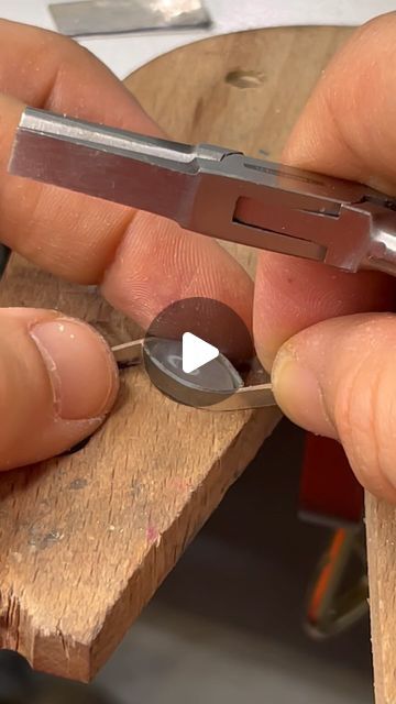 Creative Stone Setting, Stone Setting Techniques, Beginner Silversmithing Projects, Unusual Rings Design, Jewelry Fabrication, Free Jewelry Making Projects, Silversmith Rings, Gold And Silver Ring, Silversmith Jewellery