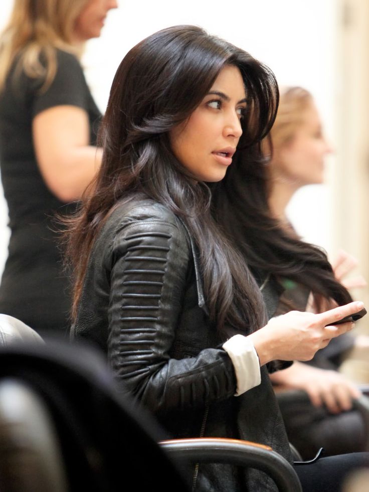 Kim Kardashian Hairstyles, Kardashian Hairstyles, Kim Kardashian Hair, Kardashian Hair, Tousled Hair, Wavy Haircuts, Long Wavy Hair, Brunette Hair, Smooth Hair