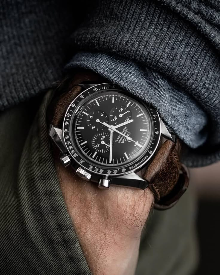 Speedmaster Omega, Watch Photography, Gentleman Watch, Omega Speedmaster Moonwatch, Speedmaster Professional, Swiss Army Watches, Omega Watches, Smartwatch Women, Stylish Watches