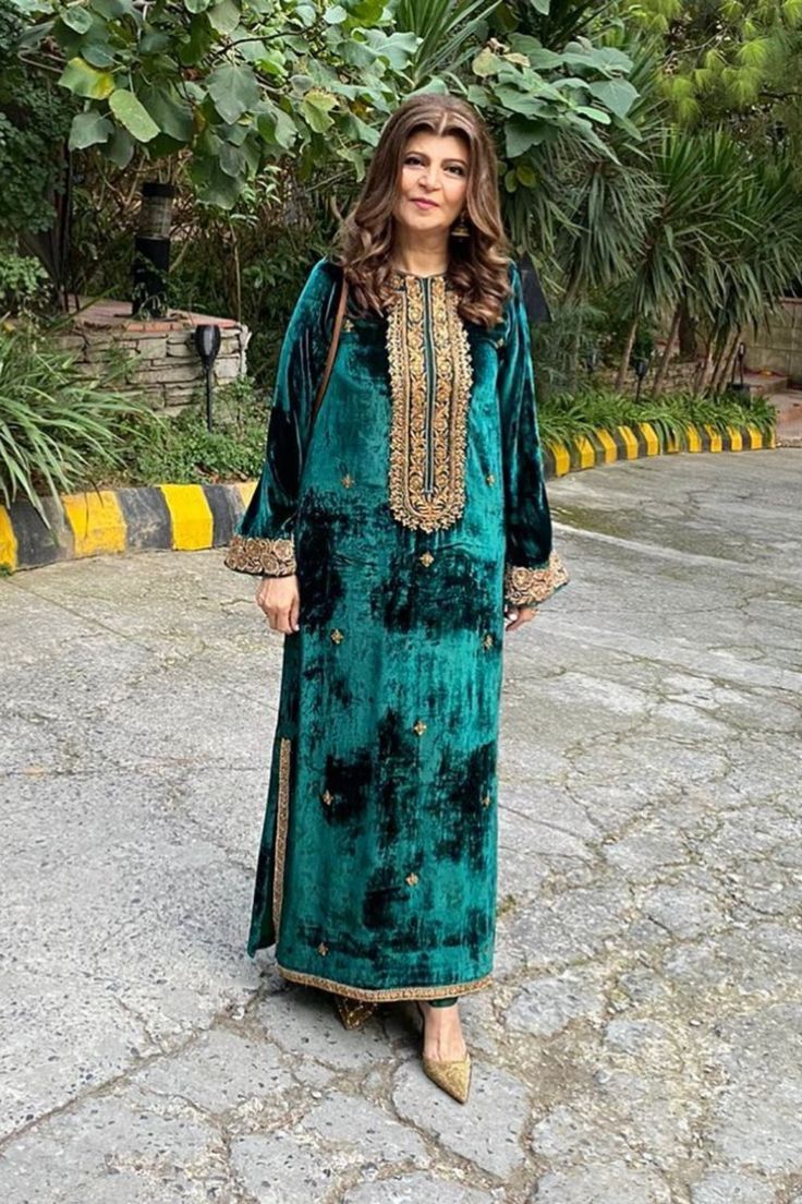 Velvet Pakistani Dress, Velvet Suit Design, Velvet Dress Designs, Womens Trendy Dresses, Trendy Shirt Designs, Pakistani Fancy Dresses, Pakistani Dresses Casual, Pakistani Fashion Party Wear, Dress Design Patterns