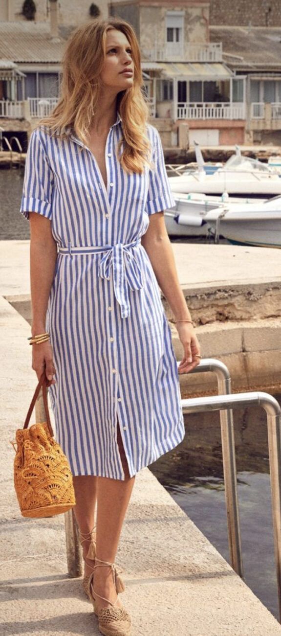 20 looks com vestidos de verão para as 60+ - Blog da Mari Calegari Blue Stripes Outfit, Striped Dress Outfit, Blue And White Outfits, Blue And White Striped Shirt, Shirt Dress Outfit, Gaun Fashion, Shirt Dress Summer, Chique Outfits, Nails Colors