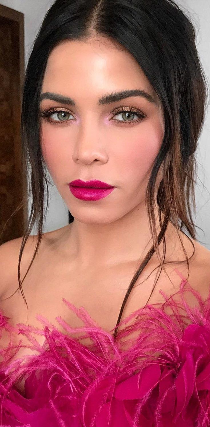 Pink Dress Makeup, Fuschia Lipstick, Pink Lipstick Makeup, Robe Fuchsia, Bright Pink Lips, Bright Pink Lipsticks, Hot Pink Prom Dress, Pink Lips Makeup, Wedding Guest Makeup