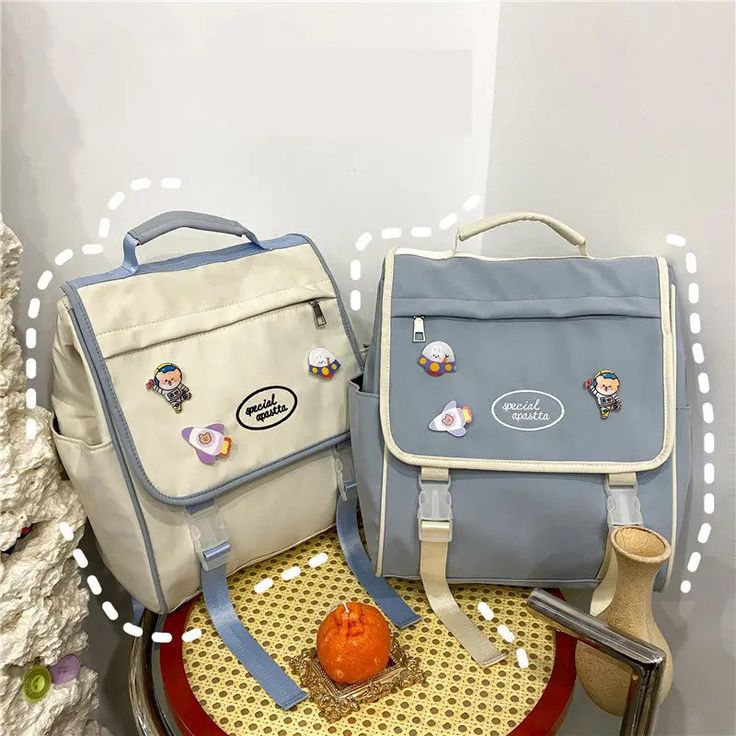 Rucksack für Highschool-Mädchen im japanischen Stil

 
Erweitern Sie Ihren Stil mit unserem japanisch inspirierten Highschool-Rucksack für Mädchen. Diese modische Schultasche von JK besteht aus wasserdichtem Nylon und vereint Funktionalität und Mode. Mit seinem geräumigen Design und den ergonomischen Funktionen eignet er sich perfekt für den Transport von Büchern, wichtigen Dingen und mehr. Bleiben Sie im Trend und sorgen Sie gleichzeitig für Haltbarkeit und Komfort. Verschönern Sie Ihre Schulzeit mit diesem unverzichtbaren Accessoire



 Produktinformation




 Stil: frisch und süß
 Rucksack
 Stoffstruktur: Oxford
 Futterstruktur: Oxford-Stoff
 Taschenform: horizontales Quadrat
 Öffnungsmethode: Reißverschlussschnalle
 Beliebte Elemente: Farbkontrast
 Interne Struktur der Tasche: Handyta Harajuku Style School Backpack With Zipper, Harajuku Style School Backpack With Zipper Closure, Harajuku School Backpack With Zipper Closure, Harajuku Style Student Backpack For Back To School, Kawaii Nylon Backpack For Back To School, Harajuku Style School Bag In Nylon, Harajuku Style Nylon School Bag, Harajuku Style Large Capacity Nylon Backpack, Fashion School Bag