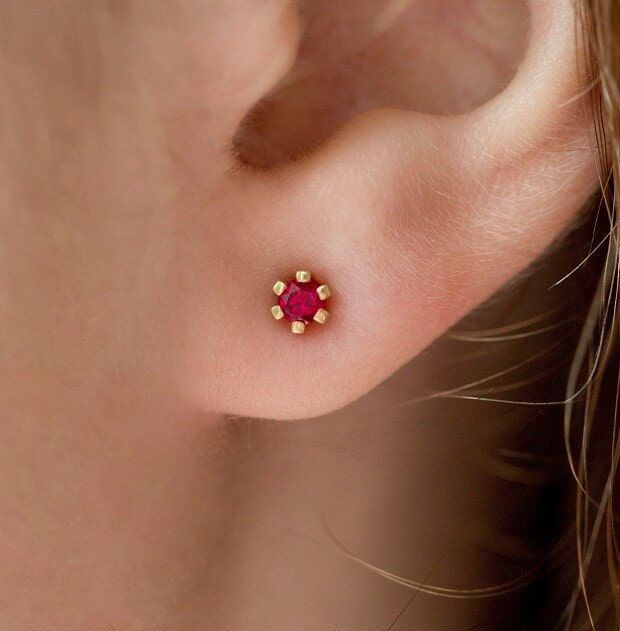 Red Stone Earrings, Ruby Stud Earrings, Gold Jewels Design, Ruby Earrings Studs, Tragus Earrings, Bridal Gold Jewellery Designs, Star Earrings Stud, Gold Earrings Designs, Circle Studs