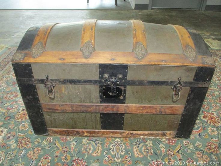 an old trunk sitting on top of a rug