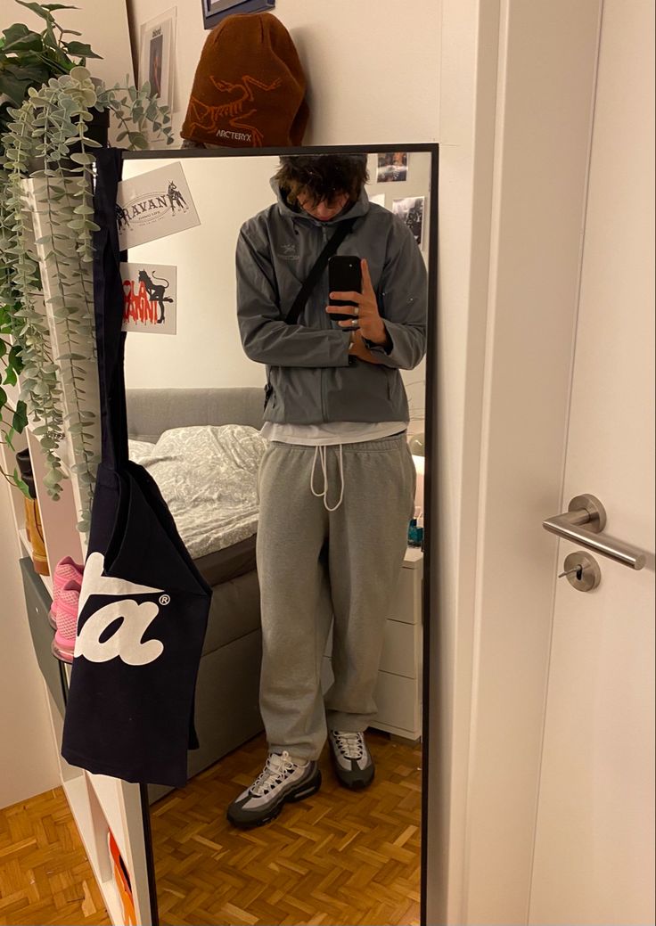 No Cuff Sweatpants Outfit, Outfits W Sweatpants, Guy Outfits Sweatpants, Cuffed Sweatpants Outfit, Baggy Sweatpants Outfit Men, Gray Sweatpants Outfit Men, Streetwear Sweatpants Outfit, Guys Sweatpants, Arcteryx Outfit